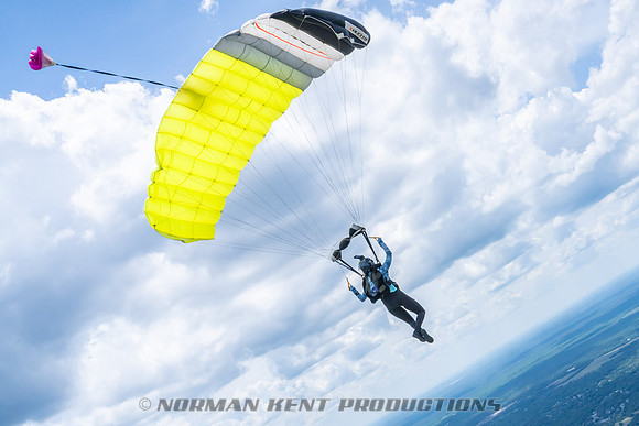NKP-SIS-Sisters In Skydiving-Deland -NKP00980